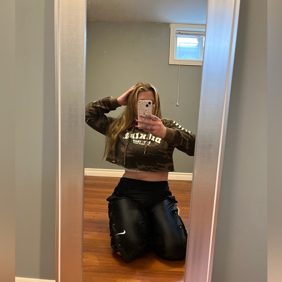 Dickie’s camo crop. - Picture 3 of 6